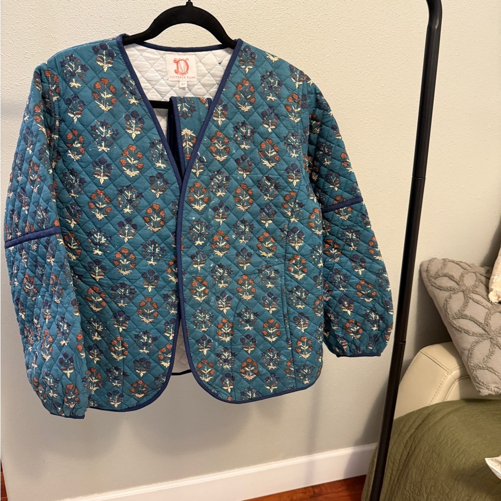 Victoria Dunn quilted jacket with belt size XS, NWOT.